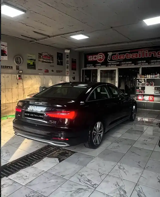 Stüdyoda siyah Audi A6, arkadan