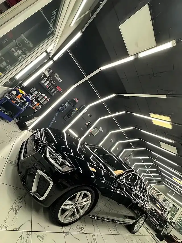 Işık tünelinde siyah Audi