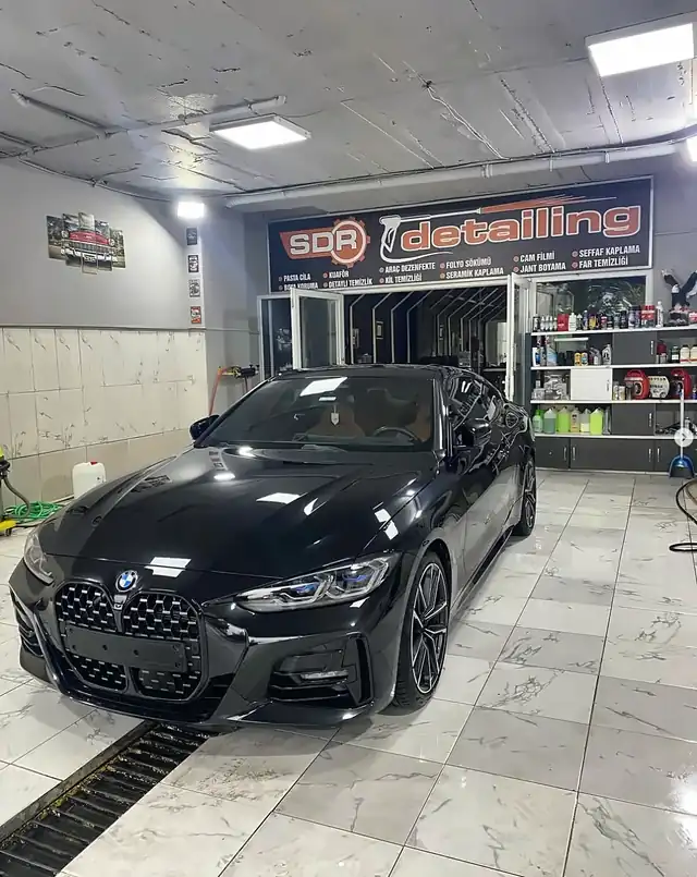 Stüdyoda parlak siyah BMW 4 Serisi coupe