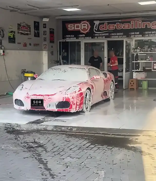 Köpüklü yıkamada Ferrari F430